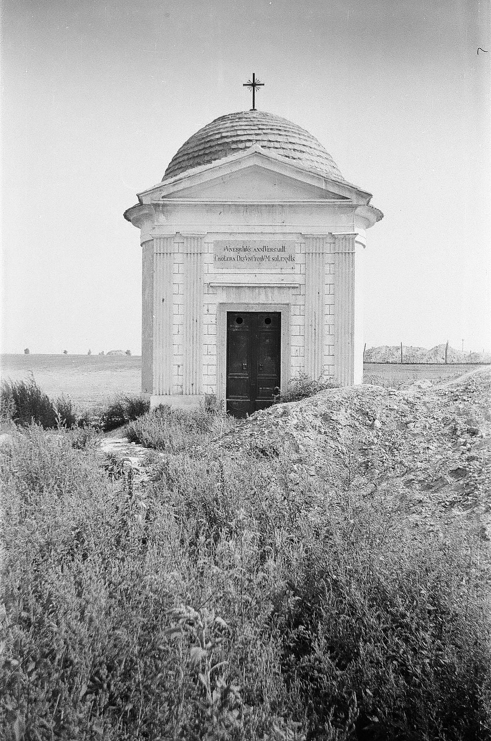 Morová kaplnka, zdroj: Stanislav Božík, cca 1975-80. Zdroj: FB .- Západoslovenské múzeum v Trnave