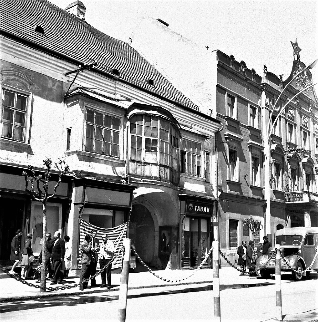Wetzlerov dom a zmeny v obchodoch, do bývalého holičstva sa sťahuje obchod s odevami. Fotografia z r. 1962. Zdroj: FB - Západoslovenské múzeum v Trnave