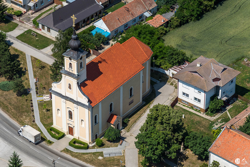 Rímskokatolícky kostol Povýšenia sv. Kríža. Zdroj: obecmostova.sk